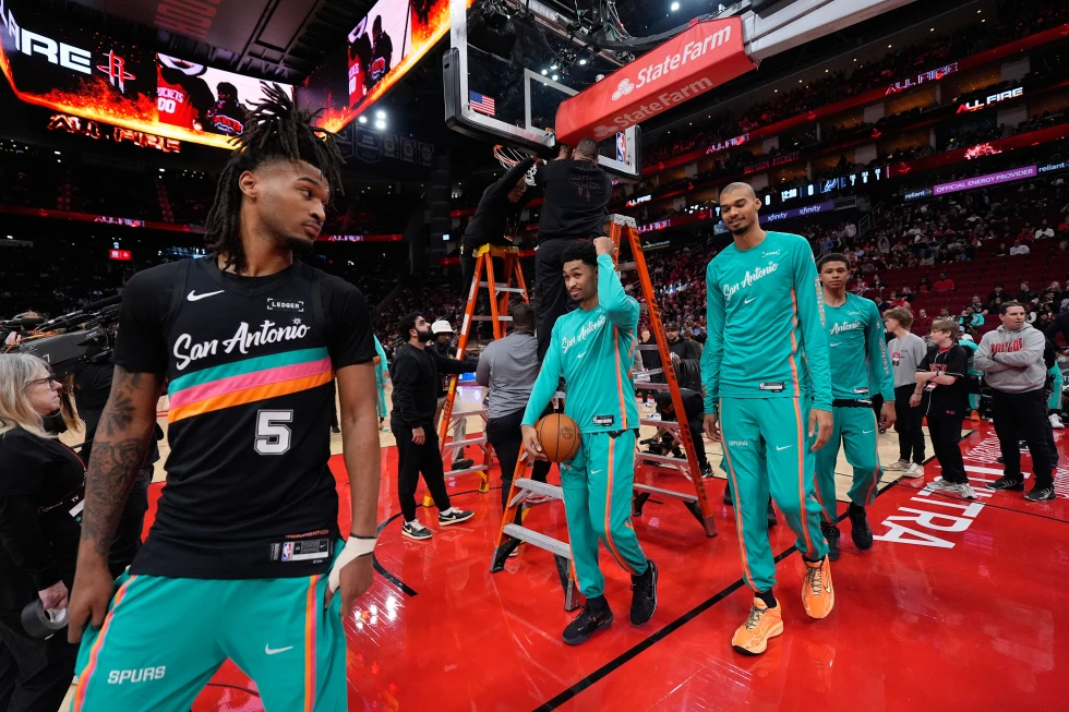 휘어진 림을 교체하는 작업으로 인해 스퍼스와 로케츠 경기의 시작이 22분간 지연되었습니다.